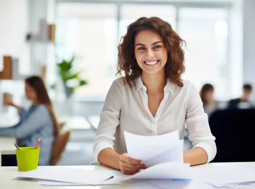 Geschäftsfrau im Büro mit Dokumenten | VDR