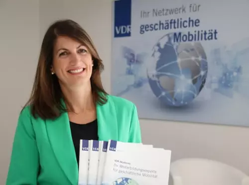 Elisa Schmeiser mit dem neuen Seminarprogramm | VDR-Akademie