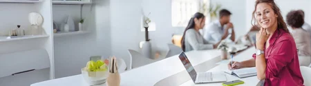 Weiterbildung | Frau am Laptop | Business | VDR-Akademie
